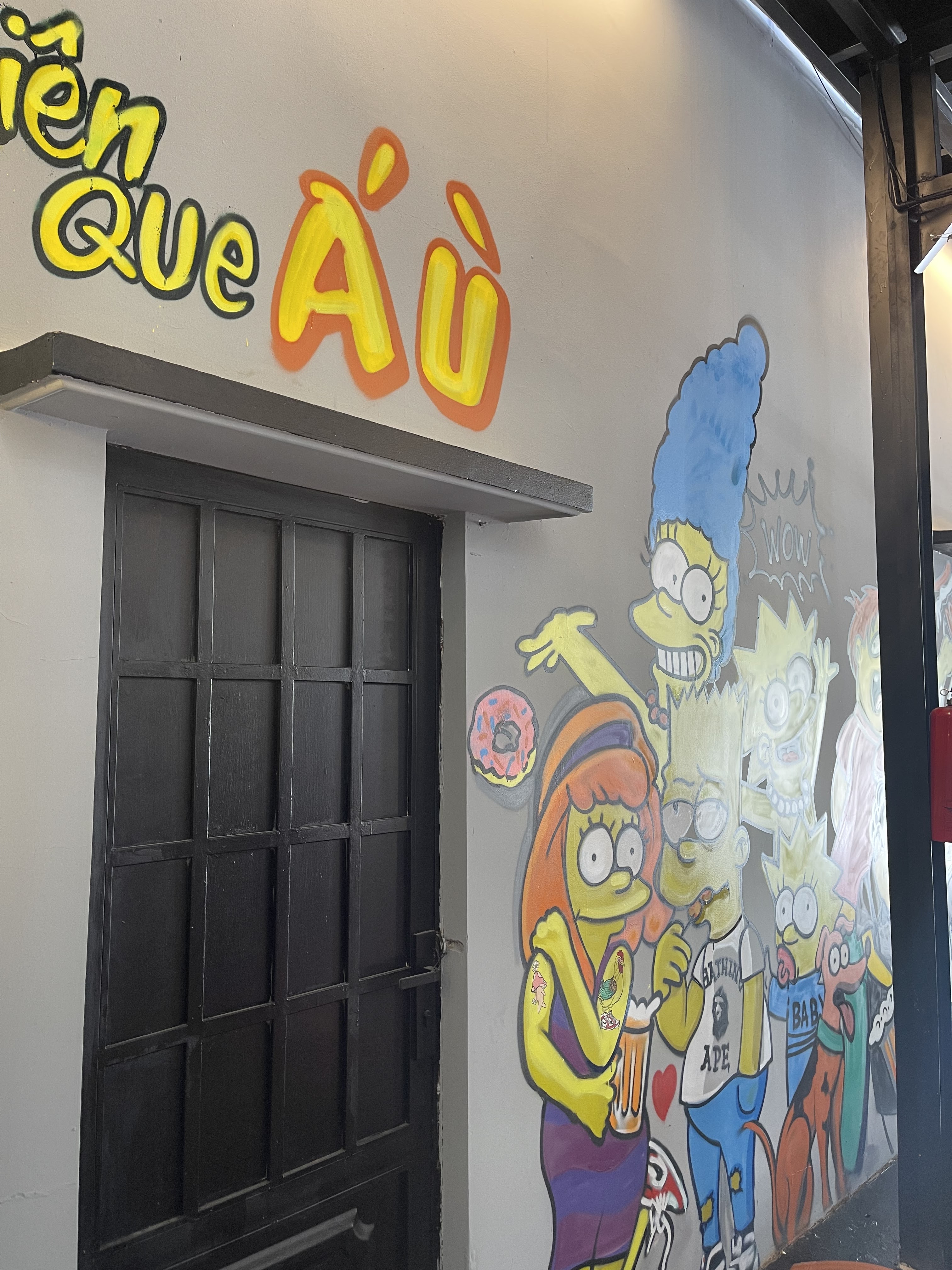 Khách ngồi quây quanh bàn xiên que nóng hổi.