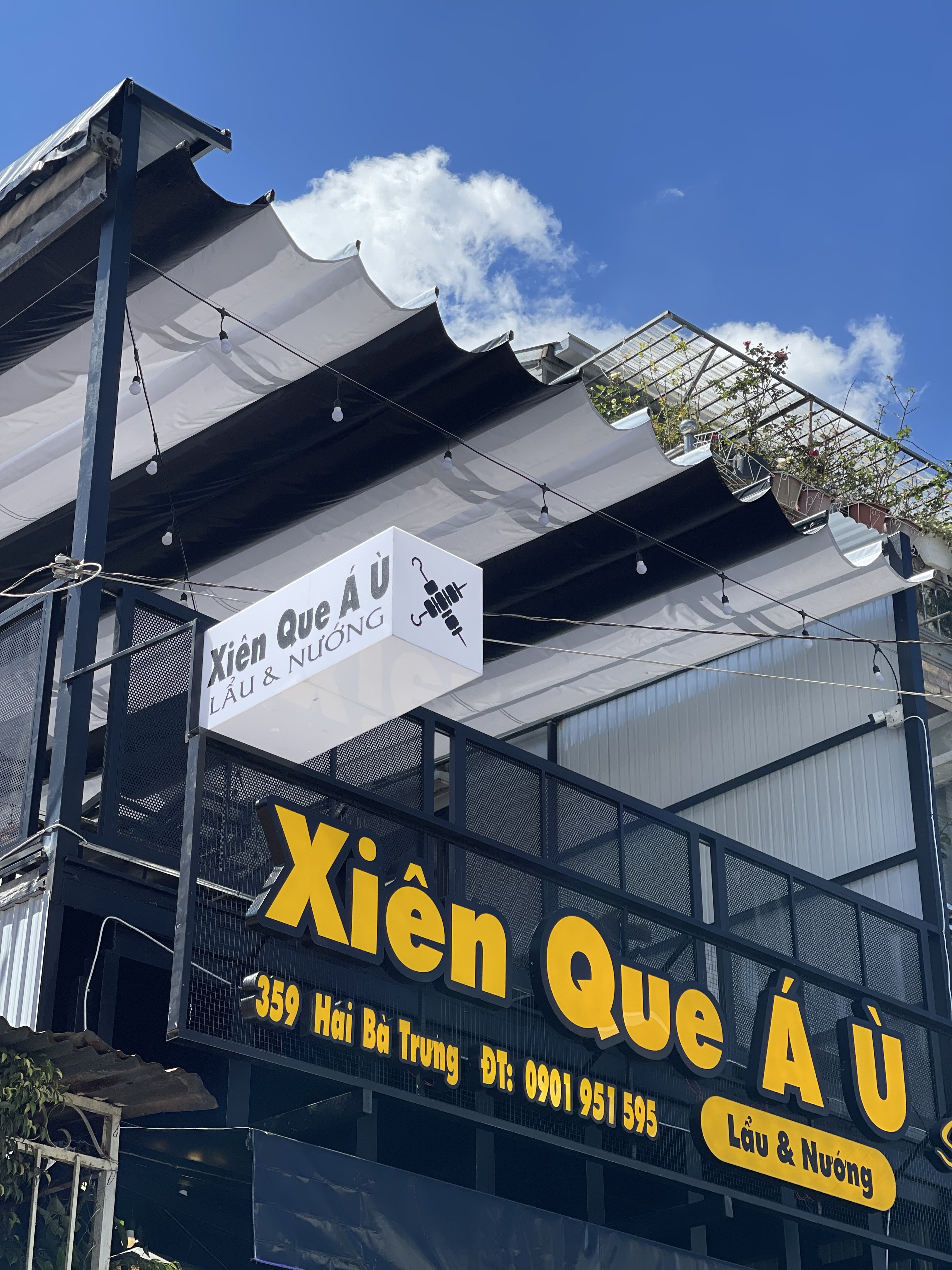 Đĩa xiên que đầy đủ heo, bò, gà, lòng kèm rau sống.