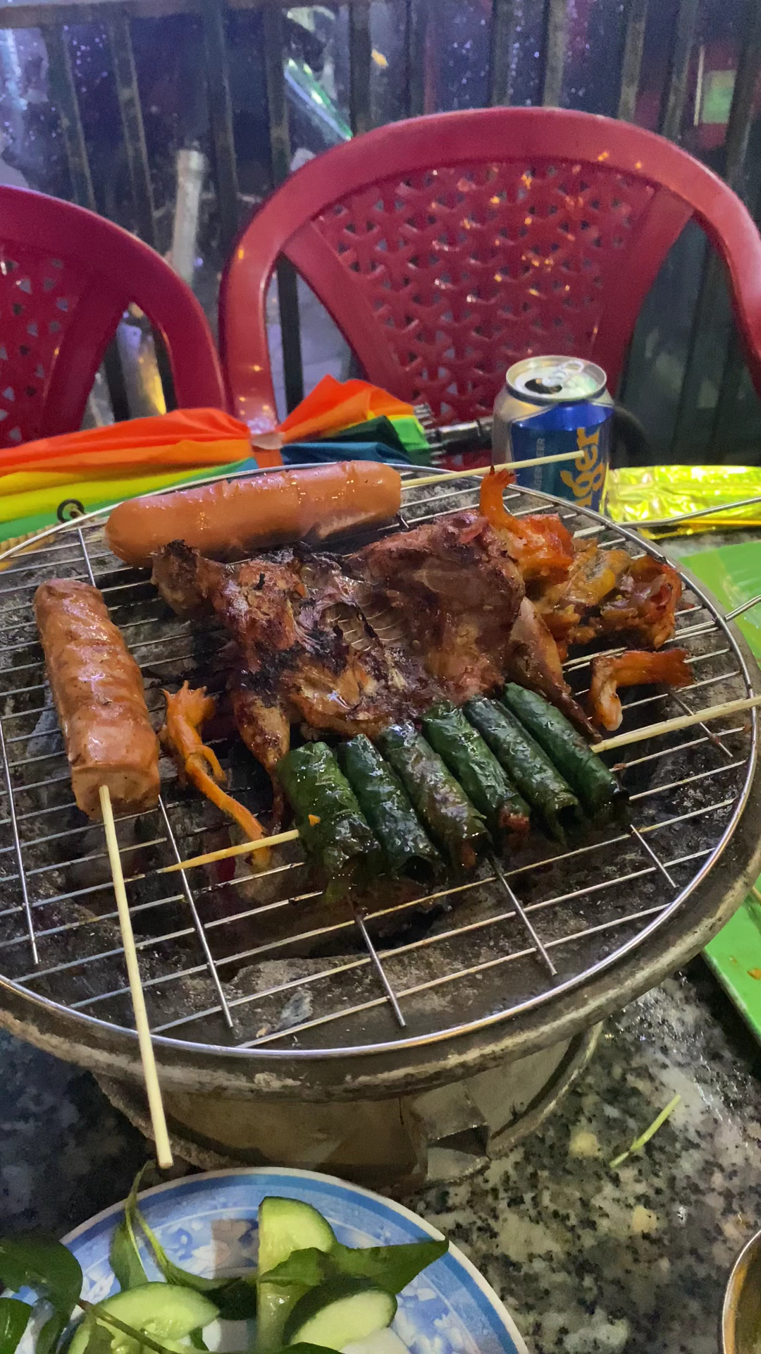 Cận cảnh xiên thịt nướng vàng giòn vừa nhấc khỏi than.